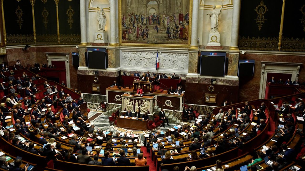 C'est la première fois depuis le début de la Ve République que l'Assemblée examine trois motions de censure dans la même journée