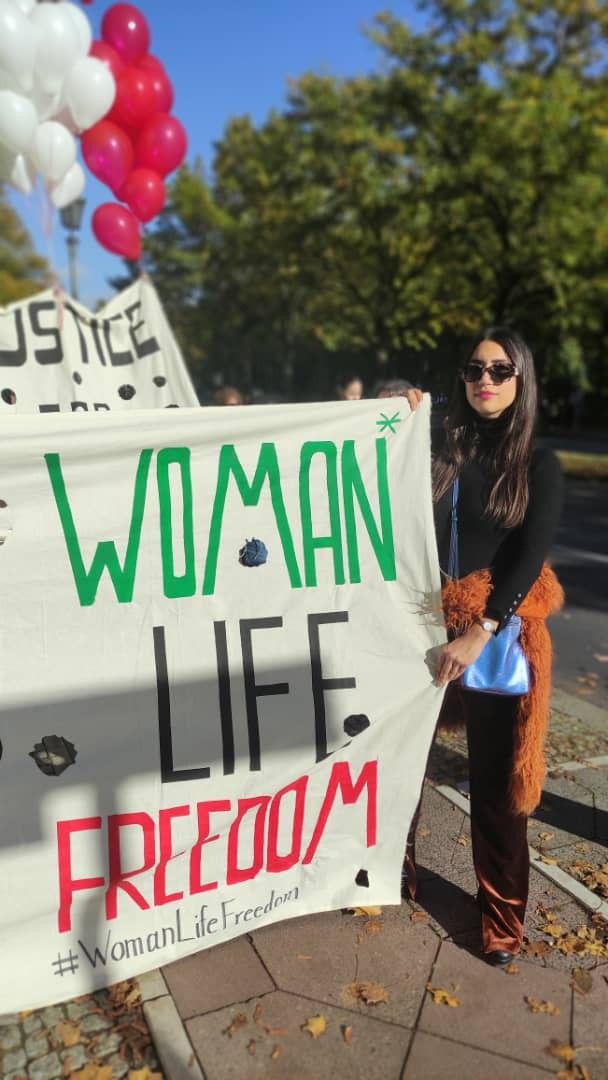 Samedi 22 octobre, Faeze Karimpour a marché à Berlin pour soutenir le mouvement sous le slogan persan « Zan, zendegi, azadi » (en français « Femme, Vie, Liberté ») lancé depuis le 16 septembre 2022, partout en Iran.