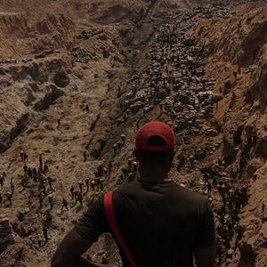 Un» creuseur» en surplomb d'une mine artisanale, dans les environs de Kolwezi. Près de 22.000 personnes y travailleraient chaque jour, hommes, femmes et enfants confondus.