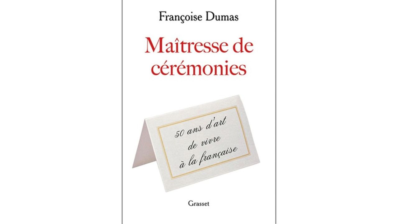 Le roman relate de la vie de Françoise Dumas, articulée entre fêtes de prestige et bienséance diplomatique.