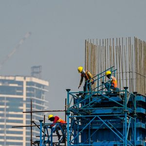 La hausse des taux et des salaires, dans un contexte de faible croissance économique, met particulièrement en péril le secteur de la construction.