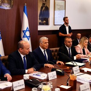 Le Premier ministre israélien, Yair Lapid (troisième en partant de la gauche), pendant une réunion du cabinet spécial gouvernemental pour approuver l'accord avec le Liban.