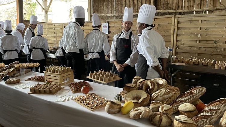 Pour l'occasion, les étudiants de l'antenne parisienne de 'Cuisine Mode d'Emploi(s)' ont cuisiné une série de hors d'oeuvres à partir des produits de la ferme.