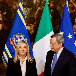 La passation de pouvoir, entre Mario Draghi, ex-Premier ministre, et Giorgia Meloni, la nouvelle cheffe du gouvernement au palais Chigi à Rome, le 23 octobre dernier.