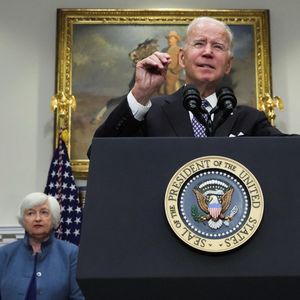 « Il est temps que ces entreprises cessent de profiter de la guerre », a lancé Joe Biden lundi à la Maison-Blanche.