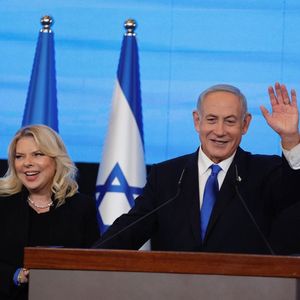 Benjamin Netanyahou (ici avec sa femme Sara) a gagné son pari, revenir au pouvoir, ce qui fera de lui le premier homme politique israélien à accéder à un troisième règne non consécutif.