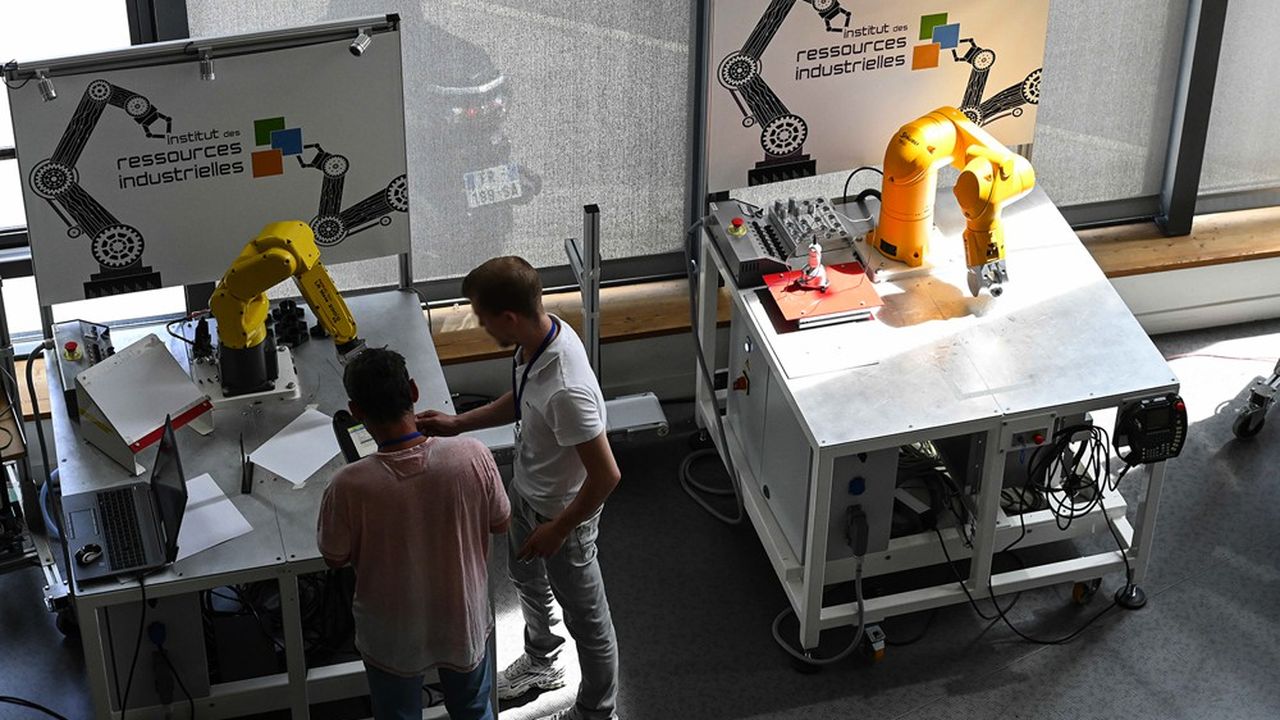 dans un centre de formation des apprentis de l'UIMM en Auvergne-Rhône-Alpes spécialisé dans la robotique.