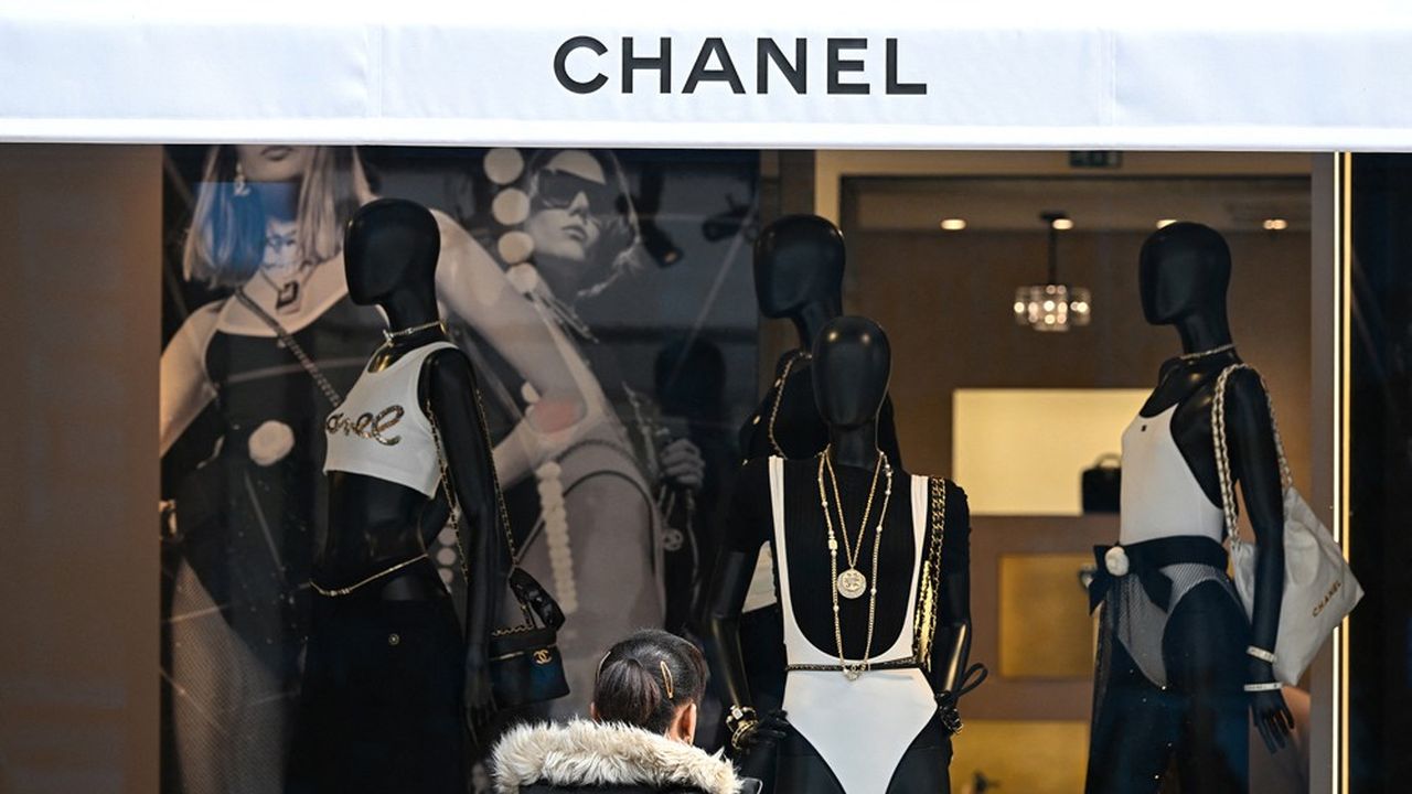 La boutique Chanel rue du Faubourg Saint-Honoré, l'une des adresses les plus prisées à Paris.