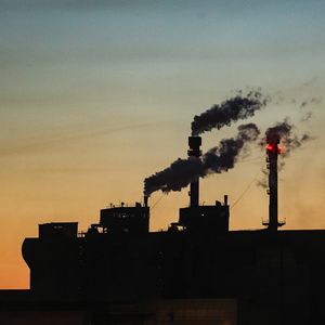 Le deuxième sidérurgiste mondial ArcelorMittal a décidé de mettre à l'arrêt temporairement un des deux hauts-fourneaux de son site de Fos-sur-Mer (Bouches-du-Rhône), « du fait du ralentissement de la demande d'acier et de l'impact des prix de l'énergie ».