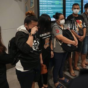 Après avoir été retenus au Cambodge, plusieurs Malaisiens sont de retour chez eux, à l'aéroport de Kuala Lumpur le 6 octobre 2022.