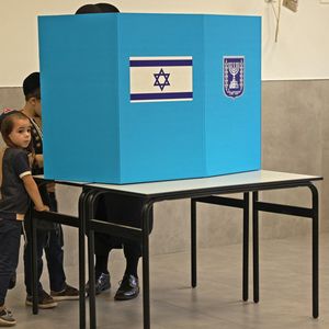 On peut penser qu'avec ces dernières élections (ci-dessus le 1er novembre dans un bureau de vote à côté de Tel Aviv), Israël est pleinement devenu, au mieux, une démocratie illibérale, sur le modèle de la Hongrie de Viktor Orban. Et, au pire, une démocratie faillie, comme risque de le devenir l'Amérique.