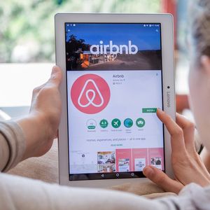 Airbnb est régulièrement accusé d'aggraver la pénurie de logement dans les grandes villes.