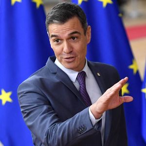 Le chef du gouvernement espagnol, Pedro Sanchez, veut maintenir ses projets d'une taxe exceptionnelle appliquée aux banques, malgré les avertissements de la BCE.