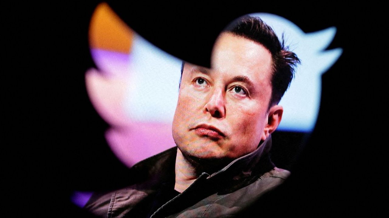 Elon Musk va s'efforcer de réduire les coûts de la plateforme en licenciant « environ la moitié » des salariés. Il cherche aussi à augmenter les revenus en modifiant le système de certification de Twitter, mais prend le risque d'effrayer les annonceurs.