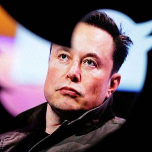 Elon Musk va s'efforcer de réduire les coûts de la plateforme en licenciant « environ la moitié » des salariés. Il cherche aussi à augmenter les revenus en modifiant le système de certification de Twitter, mais prend le risque d'effrayer les annonceurs.