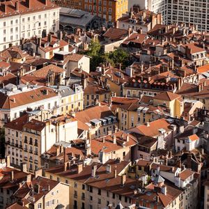 La ville de Grenoble envisage d'augmenter les taux de la taxe foncière de 15 % à 25 %.
