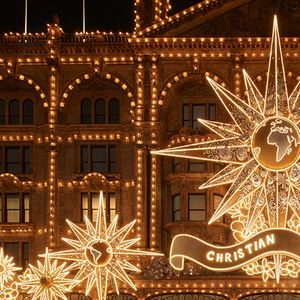 La devanture festive et lumineuse du grand magasin londonien par Dior.