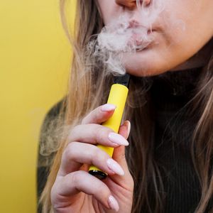Selon l'Alliance contre le tabac, 13 % des 13-16 ans ont déjà testé les « puffs », les cigarettes électroniques jetables.