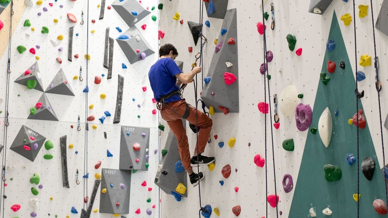 Climb Up a ouvert la plus grande salle d'escalade au monde, à Aubervilliers (Seine-Saint-Denis), en avril dernier. Le groupe dispose également de la plus grande salle de grimpe « indoor » de Paris (en photo).
