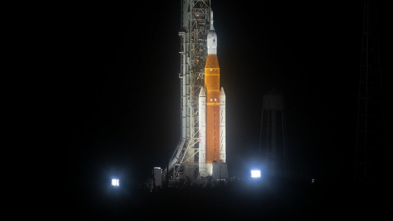 La fusée Artemis avec le vaisseau spatial Orion sur le pas de tir 39B au Centre spatial Kennedy, le 29 août 2022.