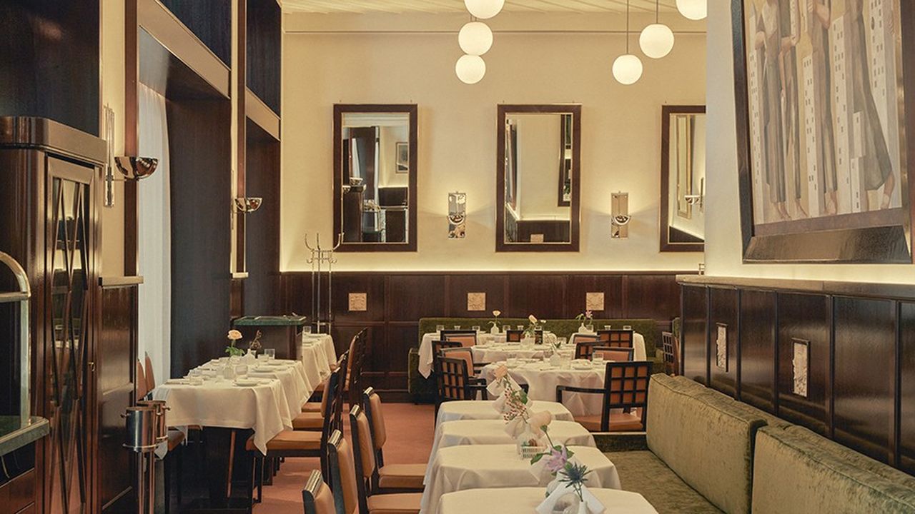 La salle de restaurant à Milan reprend les codes Art Déco du bâtiment et reçoit une clientèle fidèle, habituée de l'un des établissements new-yorkais.