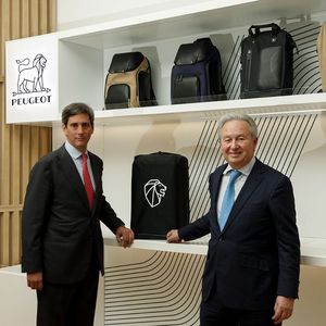 Davide Traxler, PDG de Delsey Paris et Christian Peugeot, président de Peugeot Frères Industrie, s'allient pour lancer une marque Peugeot de bagages positionnée dans le haut de gamme.