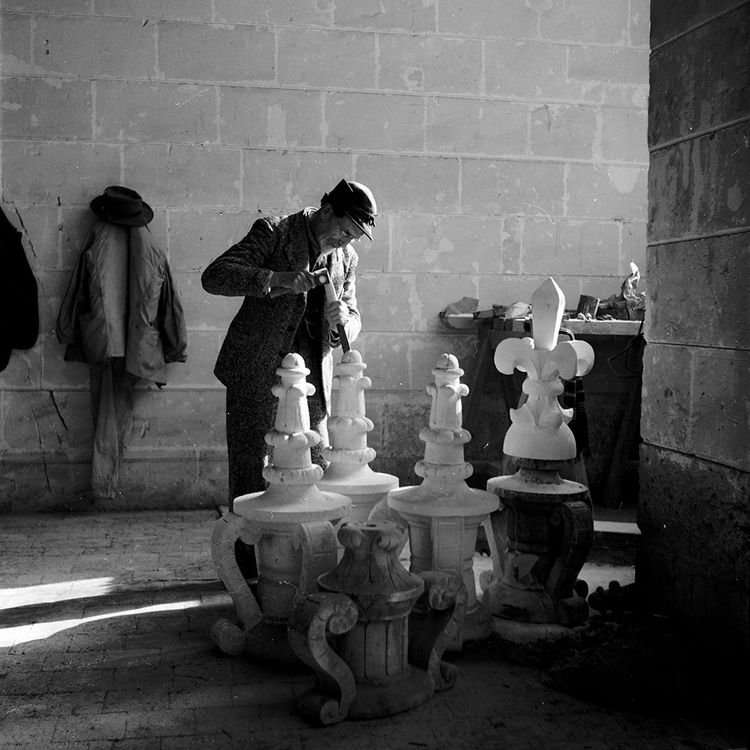 Gonzague Dreux, « Un tailleur de pierre sculptant une fleur de lys royale », vers 1946-1947.