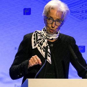 « Nous relèverons les taux à des niveaux qui ramèneront l'inflation vers notre objectif à moyen terme », a martelé Christine Lagarde devant un parterre de banquiers ce vendredi à Francfort.