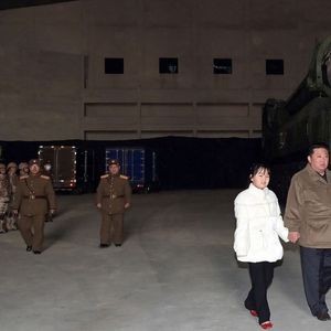 La photographie fournie par l'agence officielle KCNA mentionne pour la première fois l'existence de la fille de Kim Jong-un.