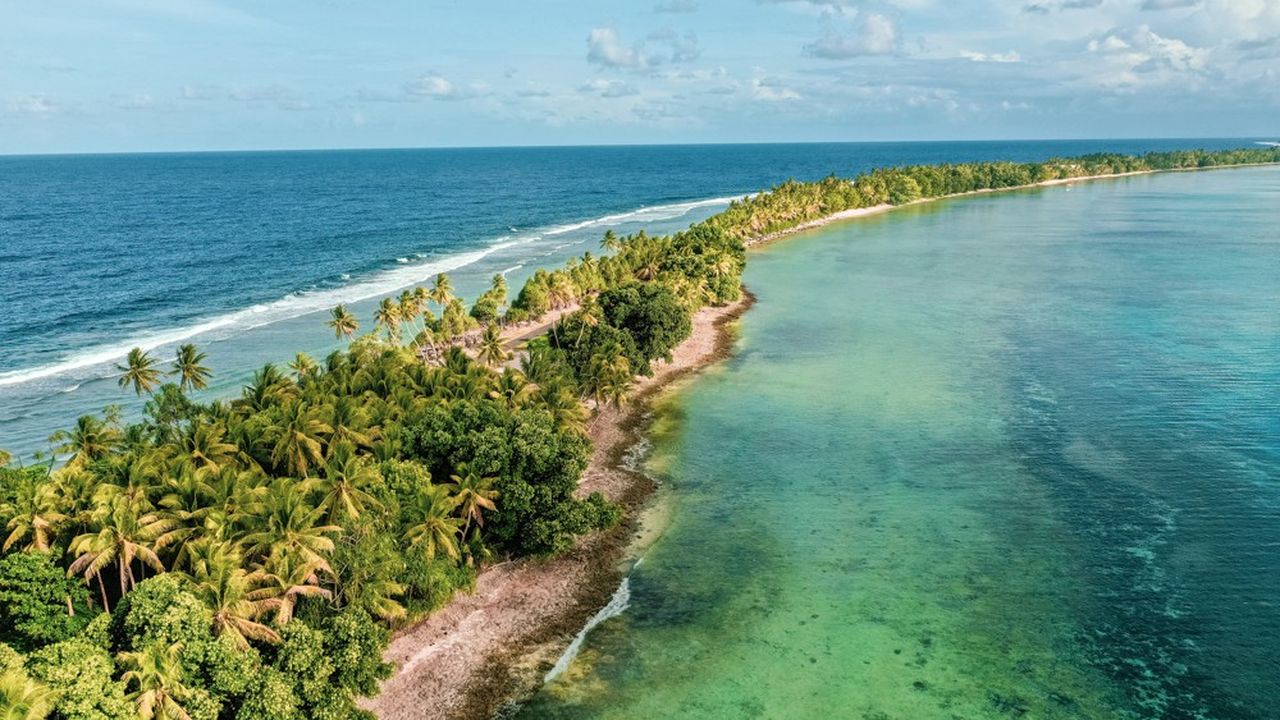 Si la hausse des températures dépasse 1,5 °C, les scientifiques prévoient la disparition de la moitié du territoire du Tuvalu d'ici à 2050.