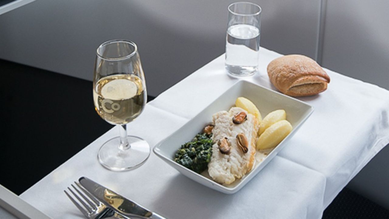 La Compagnie invite ses passagers à profiter d'un repas gastronomique à 10 000 mètres d'altitude.