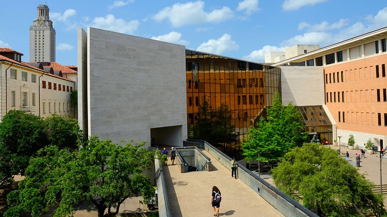 La McCombs School of Business avec, en arrière-plan, la tour de l'horloge, siège du pouvoir universitaire.