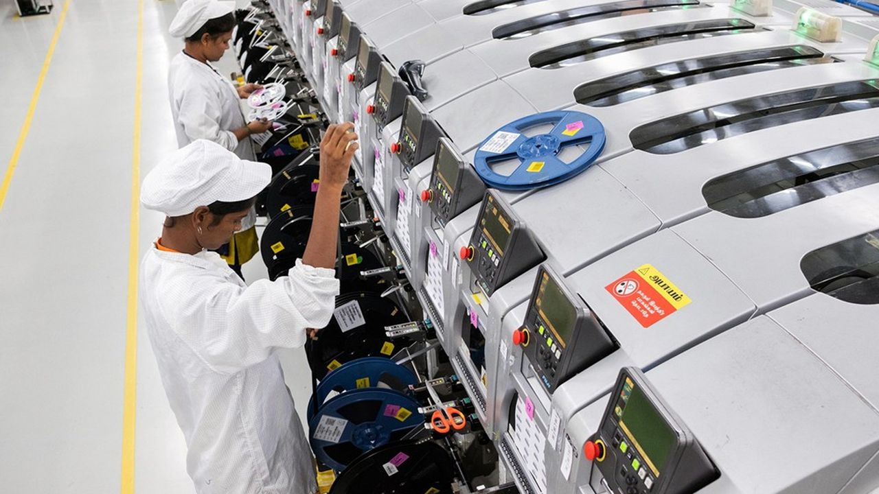 Après avoir débuté, en banlieue de Taipei, au milieu des années 1970, dans la production d'interrupteurs en plastique pour les téléviseurs, Foxconn a massivement investi en équipements pour monter en gamme et a ouvert sa première grande usine en Chine en 1988.