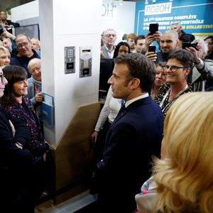 Emmanuel Macron mercredi dans les allées à Paris du Salon des maires.