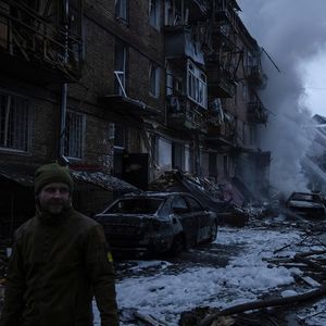 Des secouristes s'activent dans un quartier de Kiev bombardé mercredi.