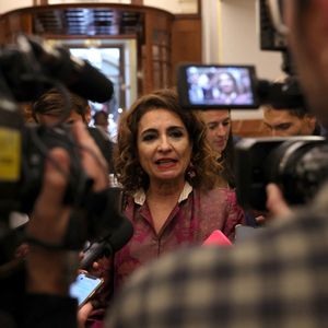La ministre du Budget, Maria Jesus Montero, défend un budget 2023 qui va apporter « tranquillité, stabilité et sécurité aux citoyens ».