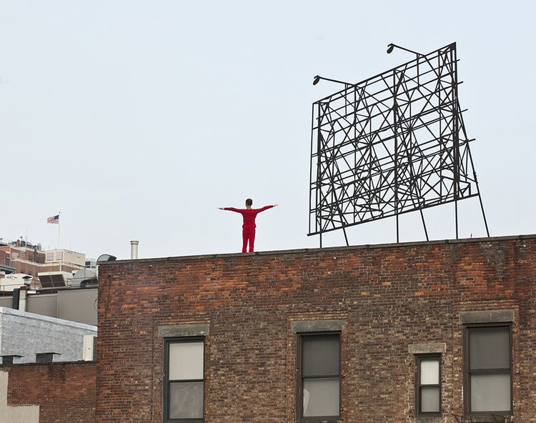 Déjà en 1971, avec «Roof Piece», la chorégraphe Trisha Brown avait fait évoluer ses danseurs sur les toits. En juin 2011, le ballet a été repris sur les toits le long de Highline Park, à New York.
