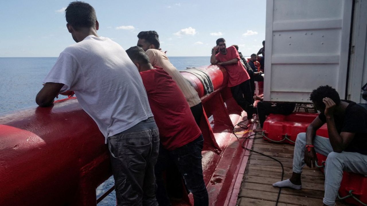 Migrants à bord de l'« Ocean Viking » sur la Méditerranée.