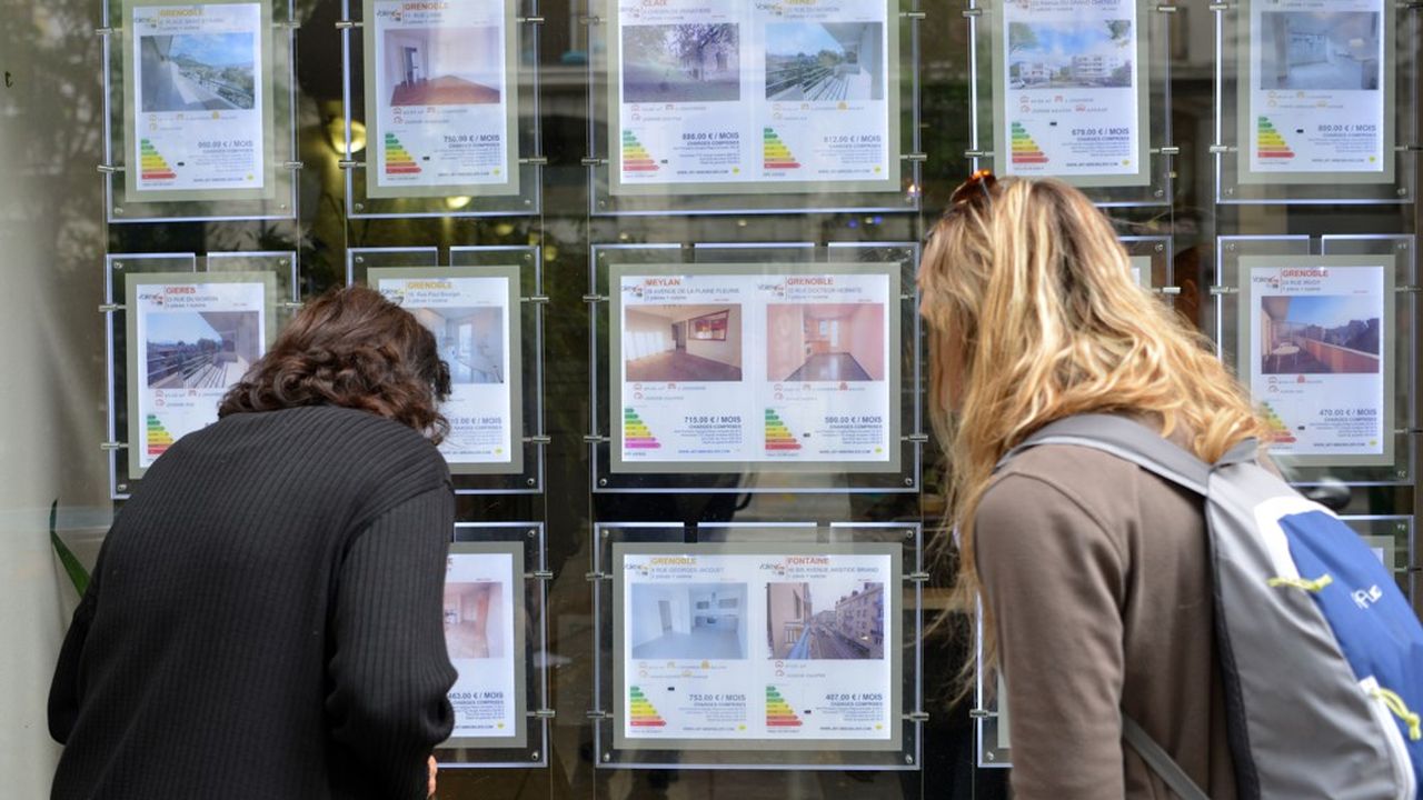 La superficie d'un logement non meublé qu'un couple payé au revenu médian peut louer s'élève en moyenne à 77m2 au 1er novembre 2022 dans les 50 plus grandes villes de France.
