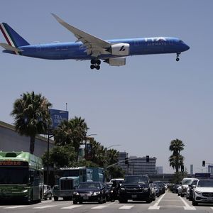 Avion d'ITA Airways atterrissant à l'aéroport de Los Angeles.