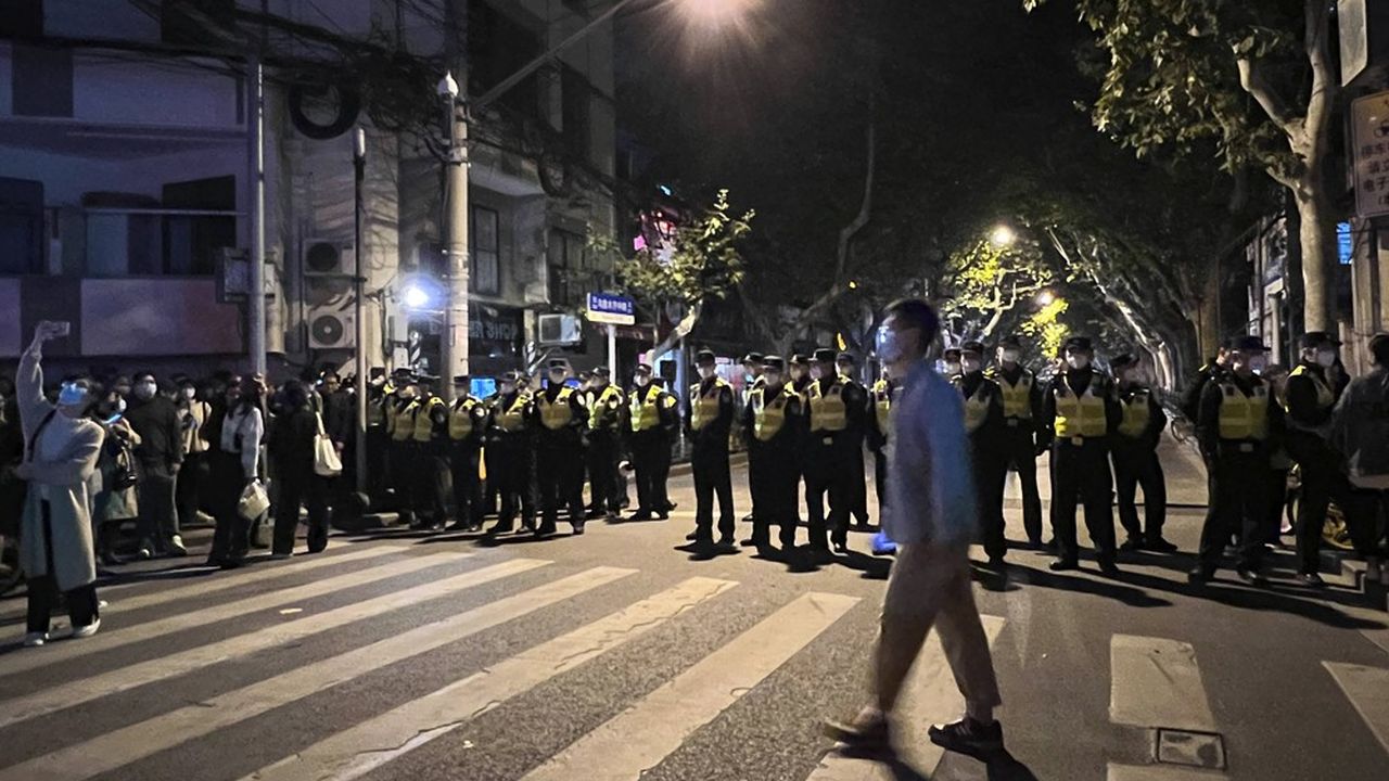 Des policiers chinois bloquent des accès à Shanghai, le 27 novembre 2022.
