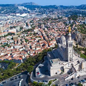 Bruxelles estime à 10.000 euros par habitant l'objectif de neutralité carbone en huit ans, soit près de 9 milliards pour Marseille.