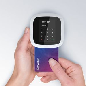 Le terminal de paiement de Revolut permet de payer par carte de crédit, de débit, mais également avec Apple Pay ou Google Pay.
