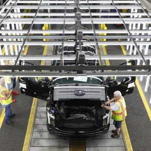Une usine de voitures électriques Ford dans le Michigan. L'IRA prévoit des crédits d'impôts pour les investissements et la production dans le véhicule électrique.