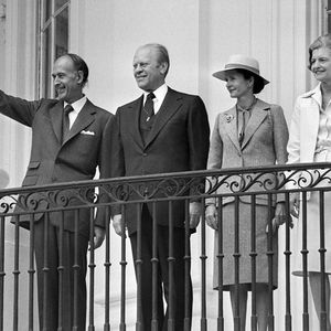 Valéry Giscard d'Estaing et Gérald Ford en 1976, accompagnés de leurs épouses Anne-Aymone Giscard d'Estaing et Betty Ford, depuis le balcon de la Maison-Blanche à Washington.