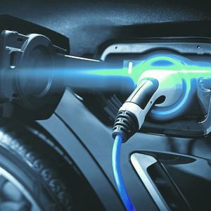 L'adoption des véhicules 100 % électriques est un peu à la traîne (27 %) en raison des freins persistants que sont les infrastructures de recharge.