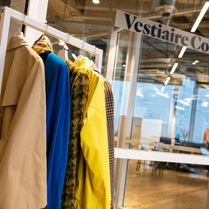 La plateforme française de dépôt-vente de vêtements et accessoires a décidé à l'approche des fêtes de resserrer son offre et de commencer à bannir la fast fashion de sa gamme.