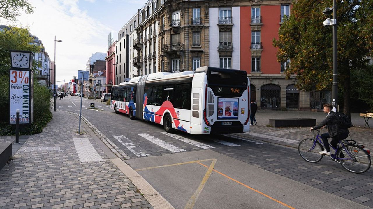Un bus dans le quartier Neudorf, à Strasbourg. La profession manque toujours de chauffeurs, obligeant les exploitants à aligner un service quotidien réduit par rapport à la normale.