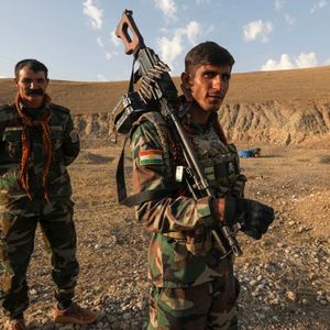 Des combattants du Parti libre du Kurdistan (PAK) occupent une position près de la ville de Kirkouk, dans le Kurdistan irakien.