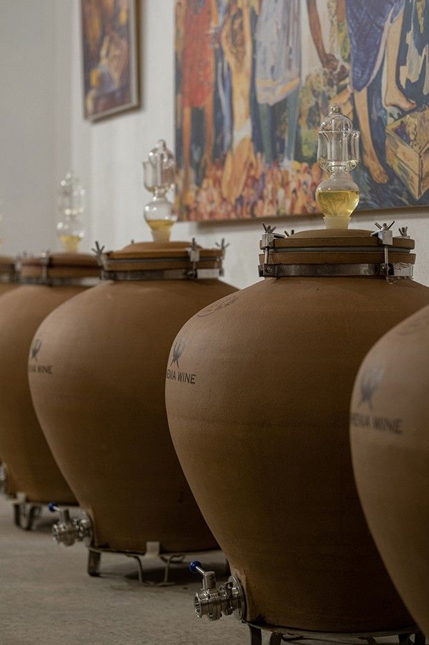 Les célèbres amphores traditionnelles en argile (karas) dans lesquelles les viticulteurs arméniens conservaient leur vin, présentées chez Armenia Wine.